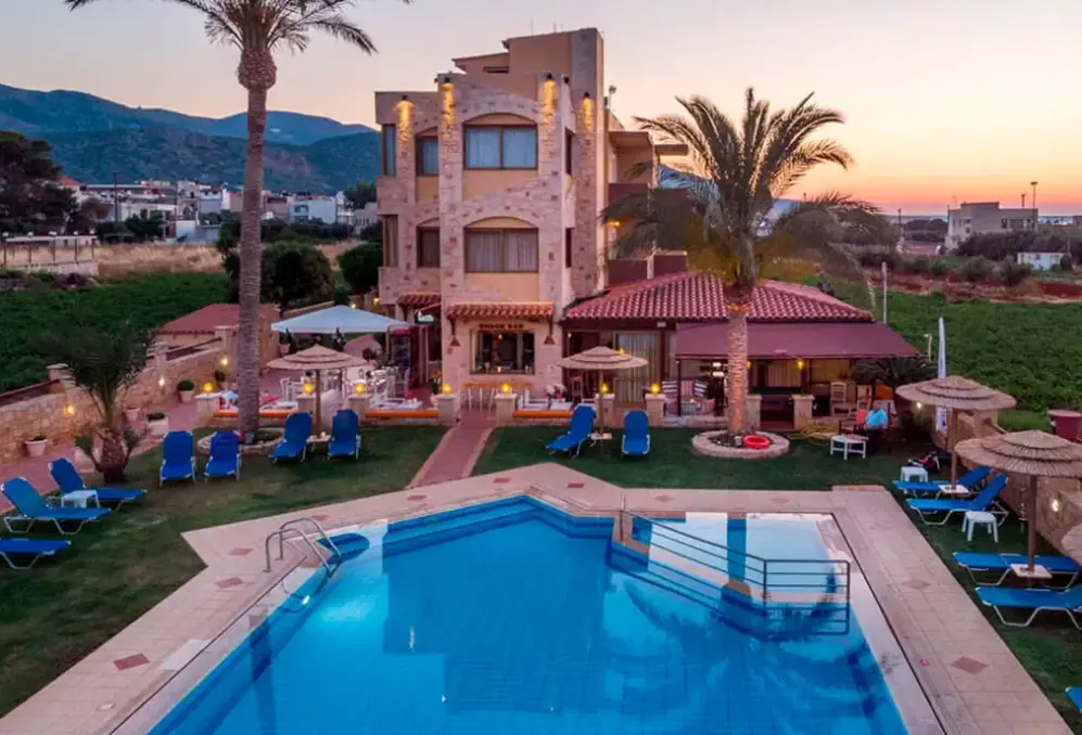Basen w hotelu Danelis Studios & Apartments