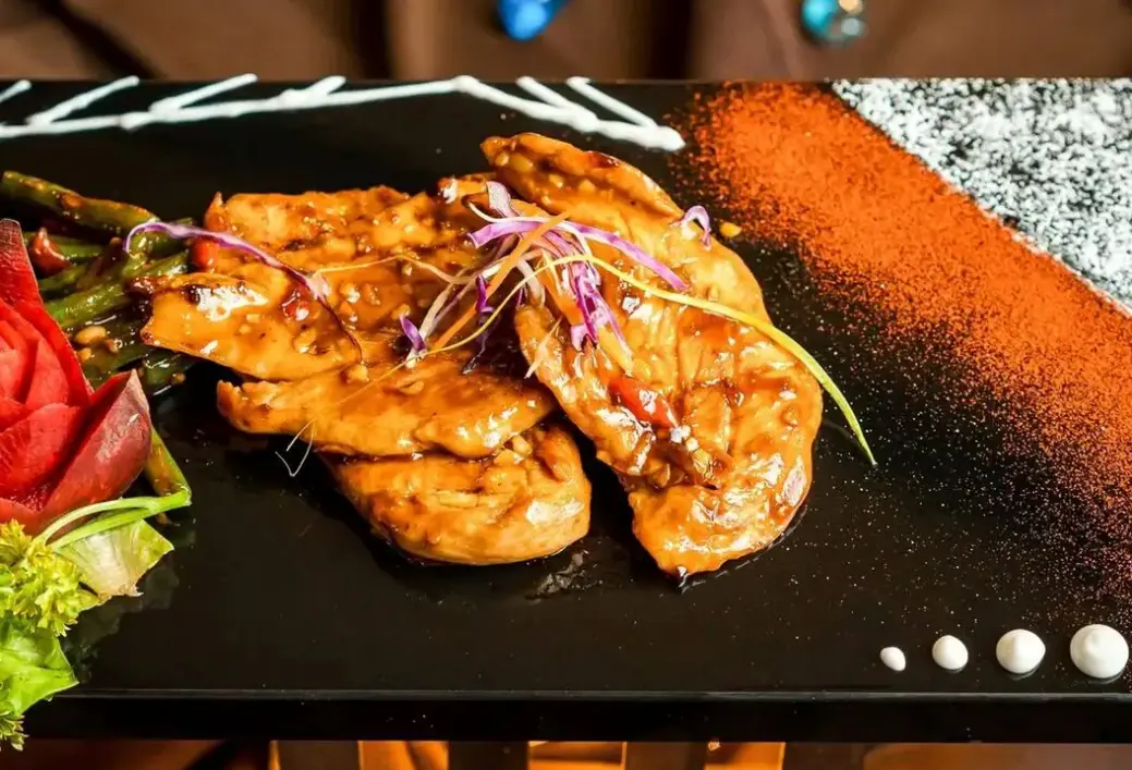 Restauracja i jedzenie w hotelu De Mandarin Beach Resort Suites & Villas