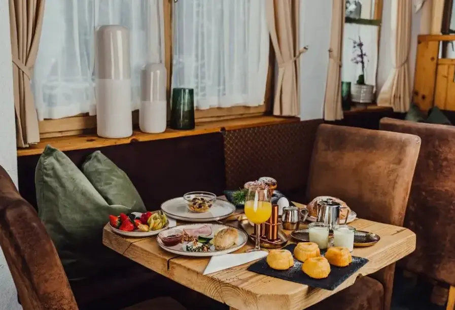 Restauracja i jedzenie w hotelu Der Forsthof