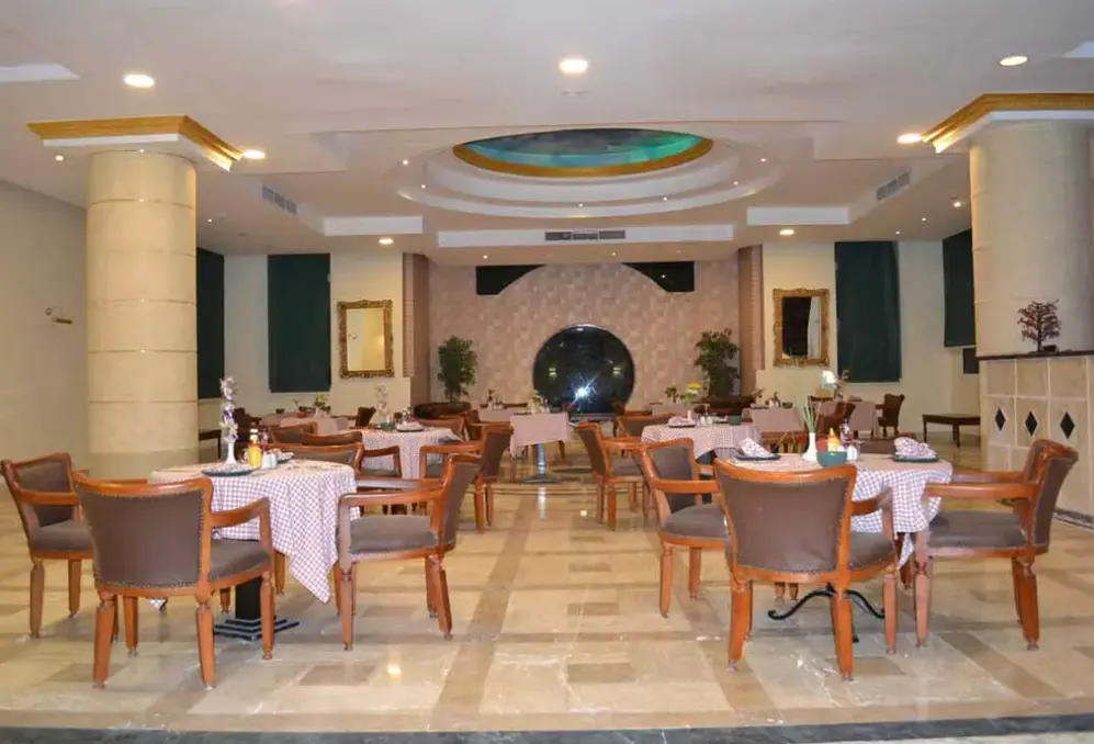 Restauracja i jedzenie w hotelu Dexon Roma (ex. Roma)