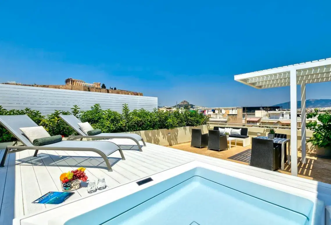 Basen w hotelu Divani Palace Acropolis