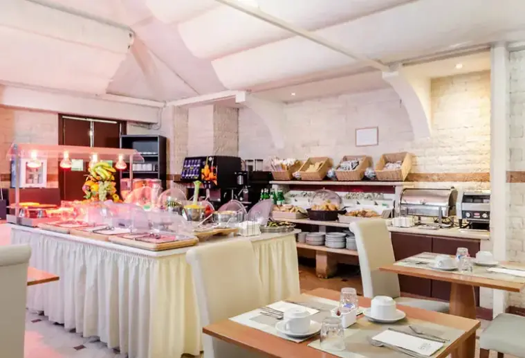 Restauracja i jedzenie w hotelu Domus Aurea Rome