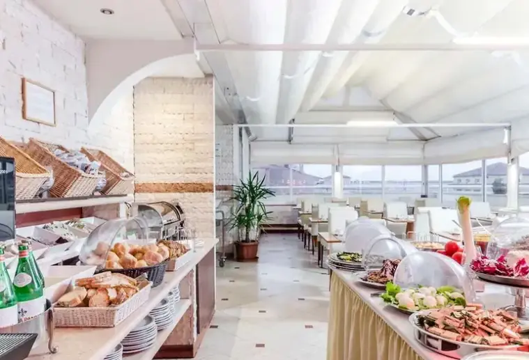 Restauracja i jedzenie w hotelu Domus Aurea Rome