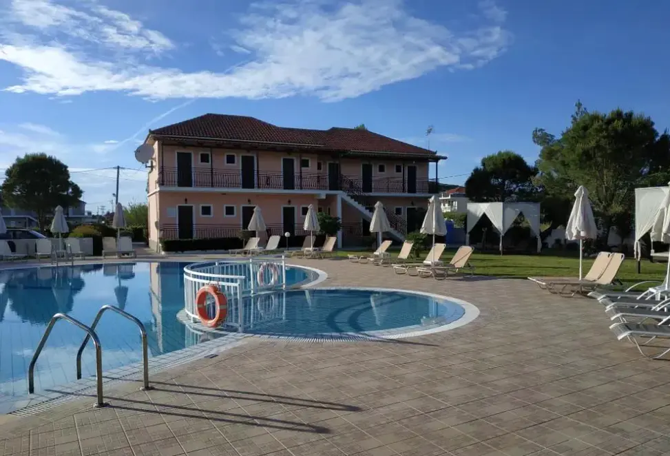 Basen w hotelu Eleni's Garden