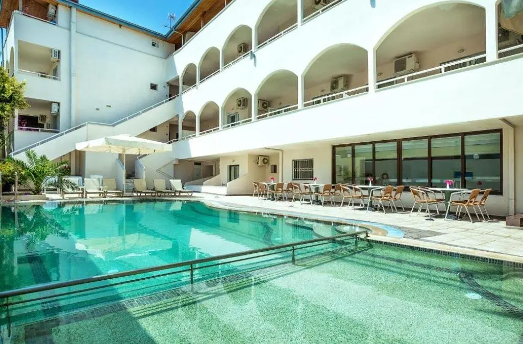 Basen w hotelu Elinotel Polis