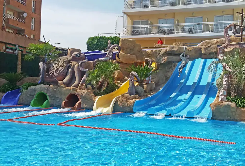 Basen w hotelu Evenia Olympic Park