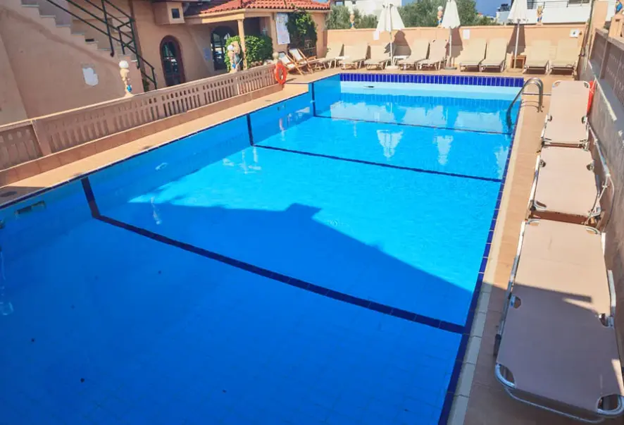 Basen w hotelu Evina Rooms & Suites