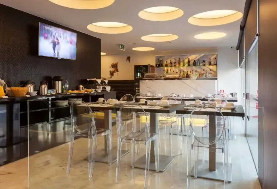 Restauracja i jedzenie w hotelu Faro Boutique