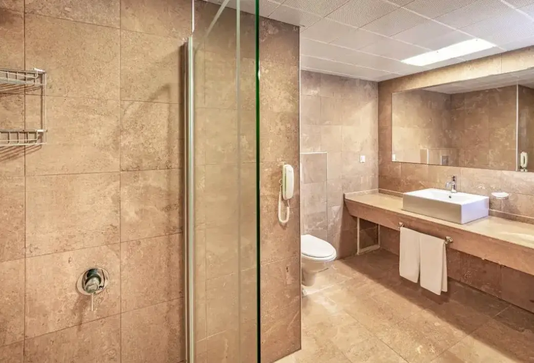 Łazienka w pokoju hotelu Faros Premium Beach