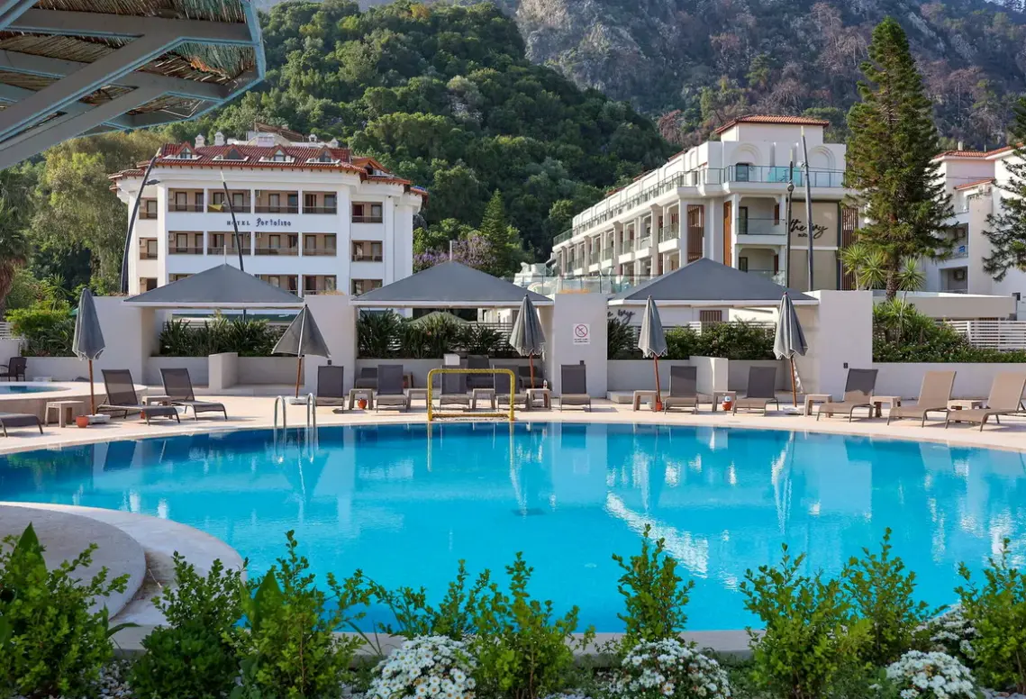 Basen w hotelu Faros Premium Beach