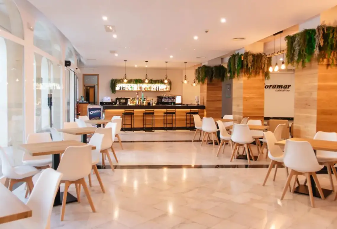Restauracja i jedzenie w hotelu Flora Mar