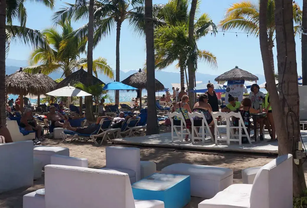 Plaża przy hotelu Friendly Fun Different Experiences (Puerto Vallarta)