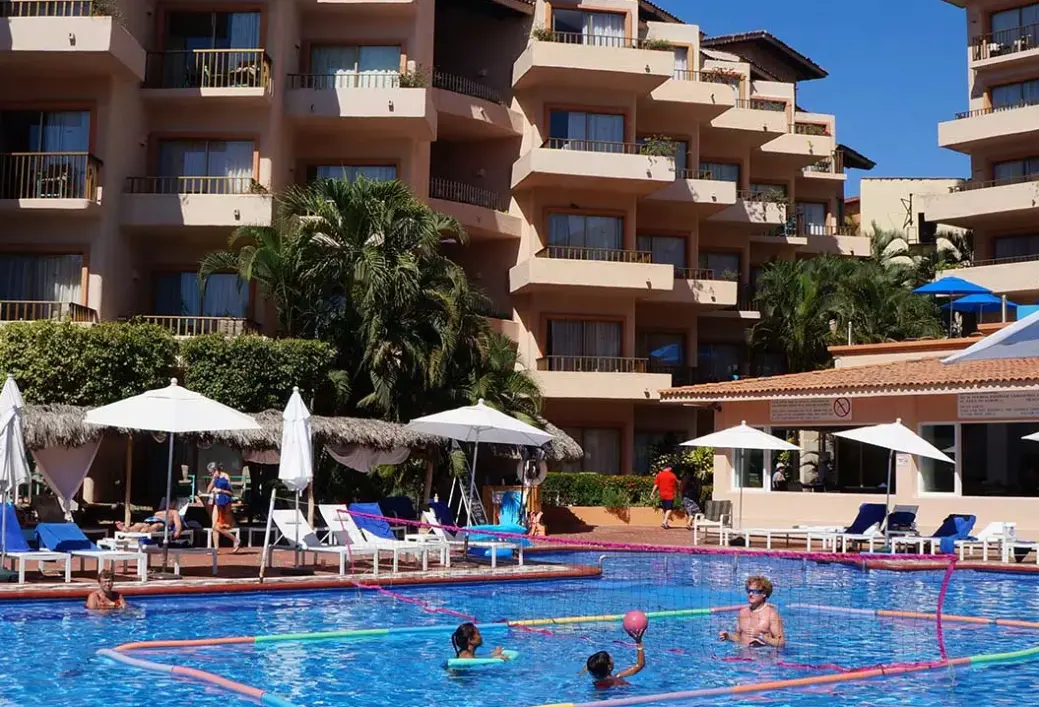 Basen w hotelu Friendly Fun Different Experiences (Puerto Vallarta)