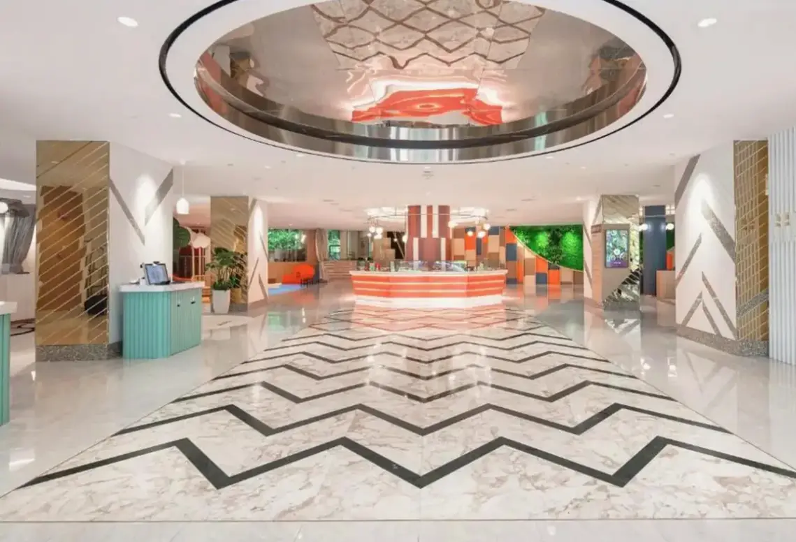 Lobby hotelu Furama Riverfront