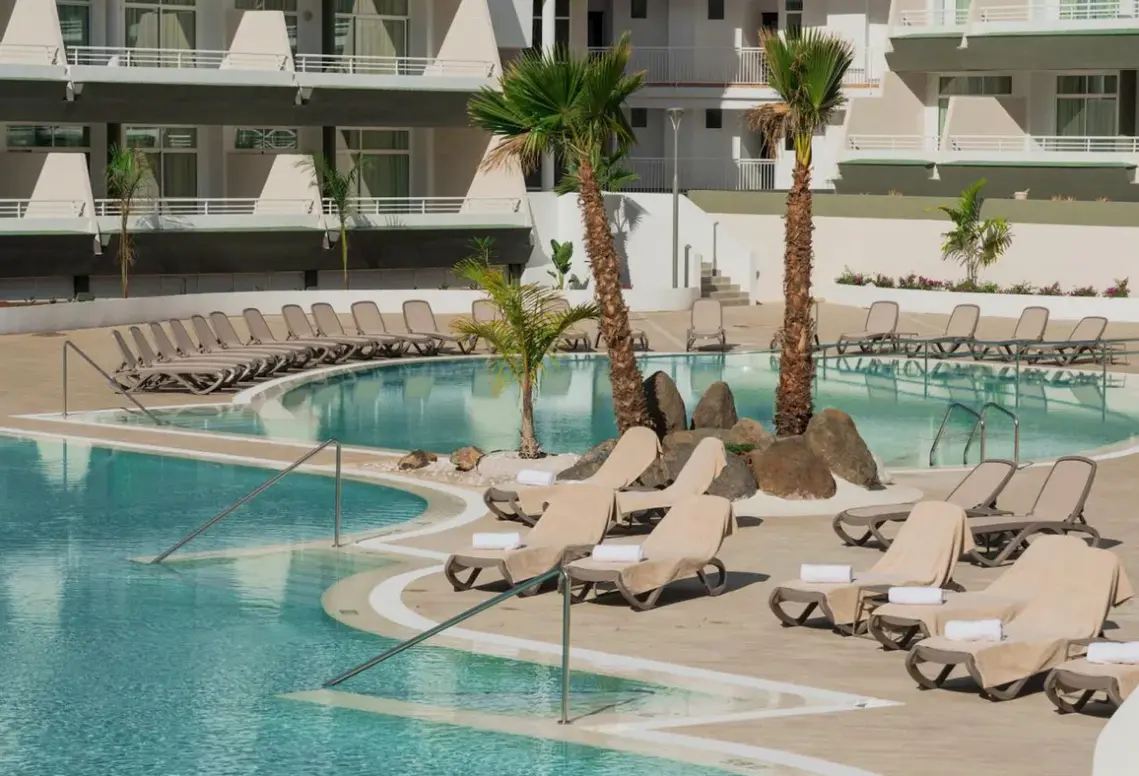 Basen w hotelu Gara Suites (Playa de las Americas)