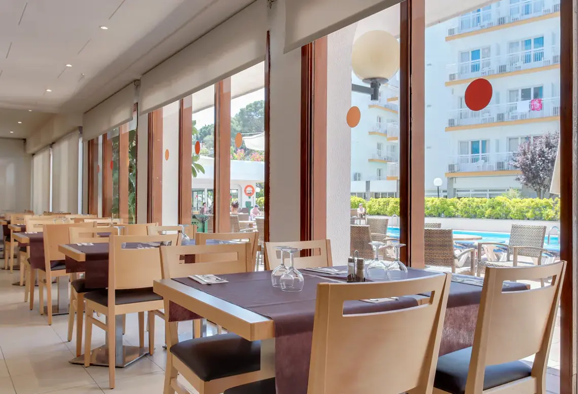 Restauracja i jedzenie w hotelu Garbi Park