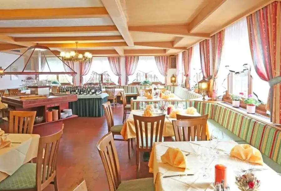 Restauracja i jedzenie w hotelu Gasthof Neuwirt Pfitsch