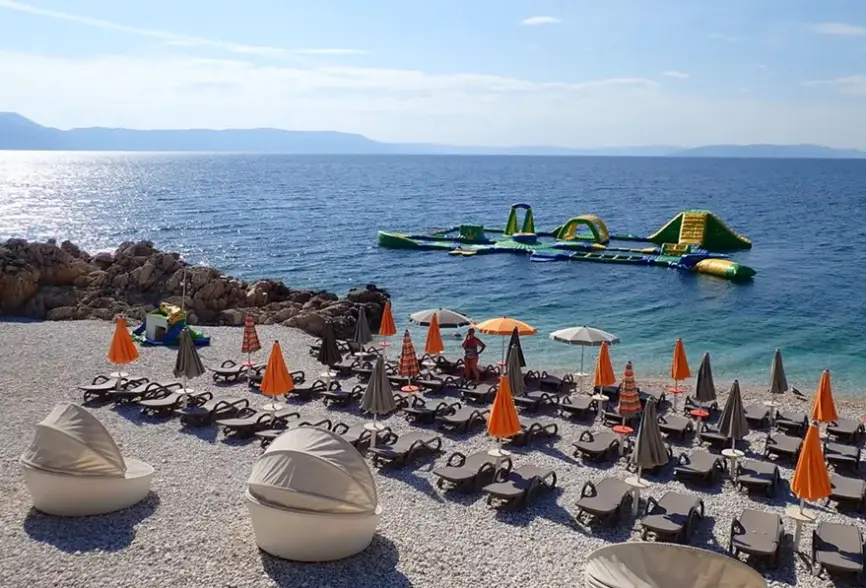 Plaża przy hotelu Girandella Family Valamar Resort