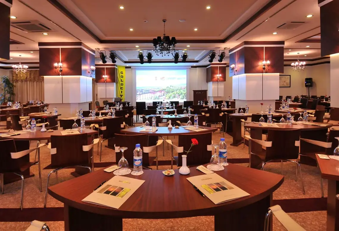 Restauracja i jedzenie w hotelu Gold City