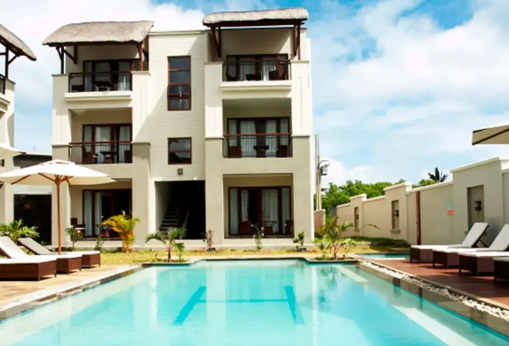 Basen w hotelu Grand Bay Suites