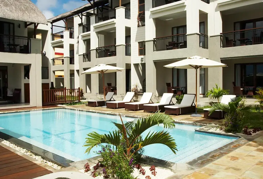 Basen w hotelu Grand Bay Suites