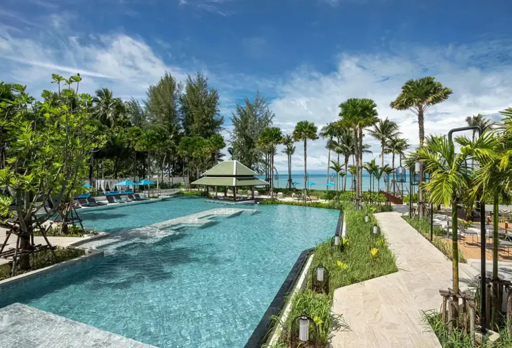 Basen w hotelu Grand Mercure Khao Lak