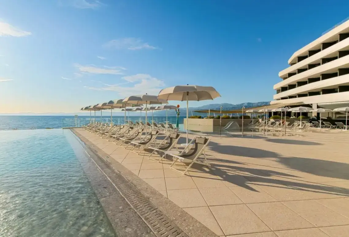 Basen w hotelu Grand View (Brač)