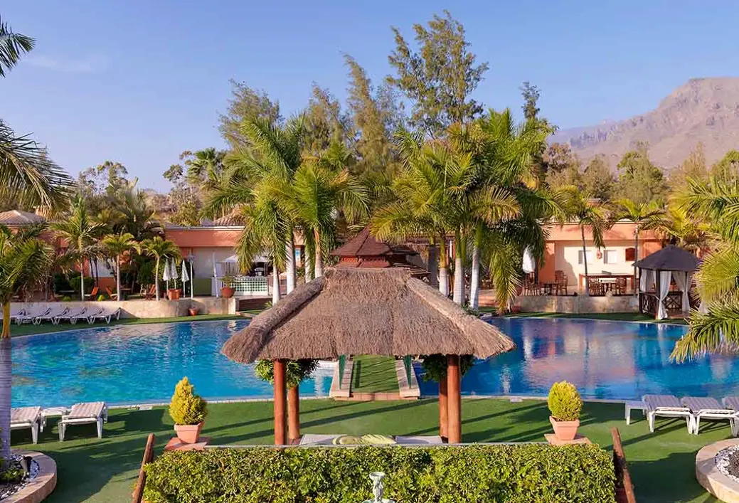 Basen w hotelu Green Garden Resort & Suites