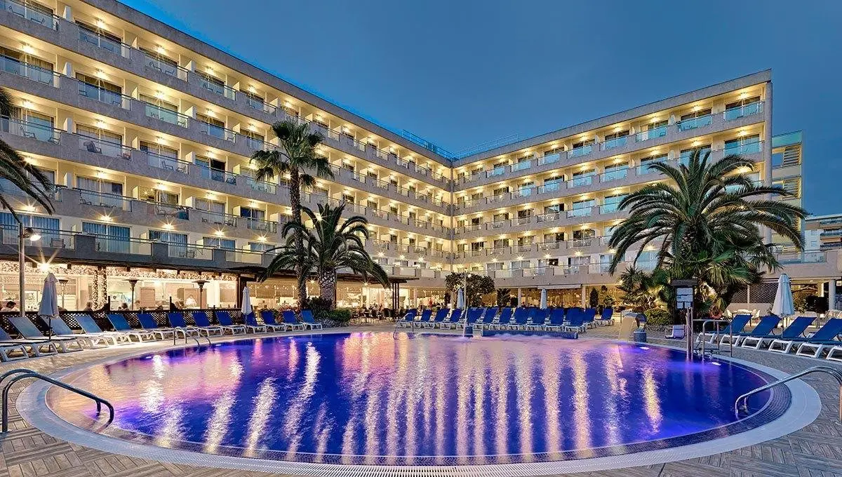 Basen w hotelu H10 Vintage Salou (ex Europa Park)