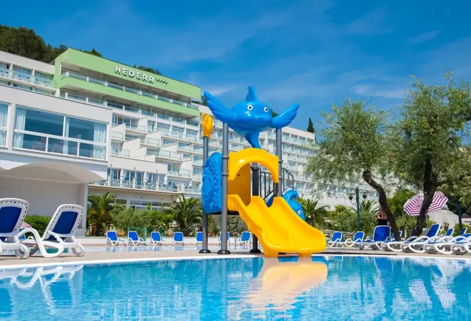 Basen w hotelu Hedera