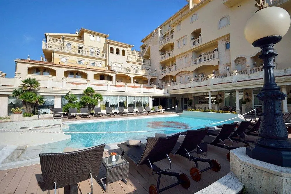 Basen w hotelu Hellenia Yachting