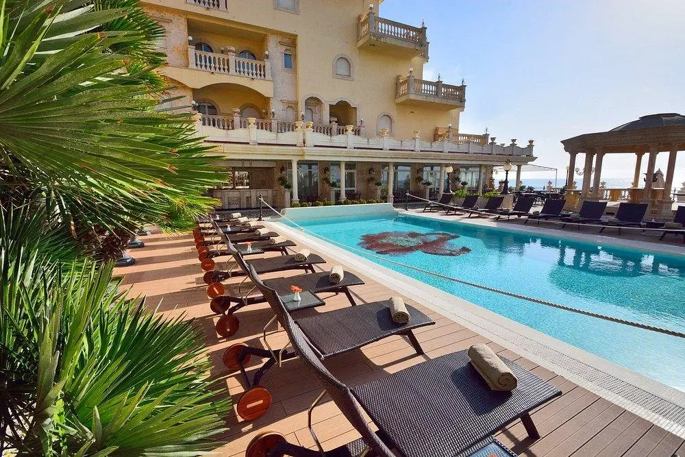Basen w hotelu Hellenia Yachting