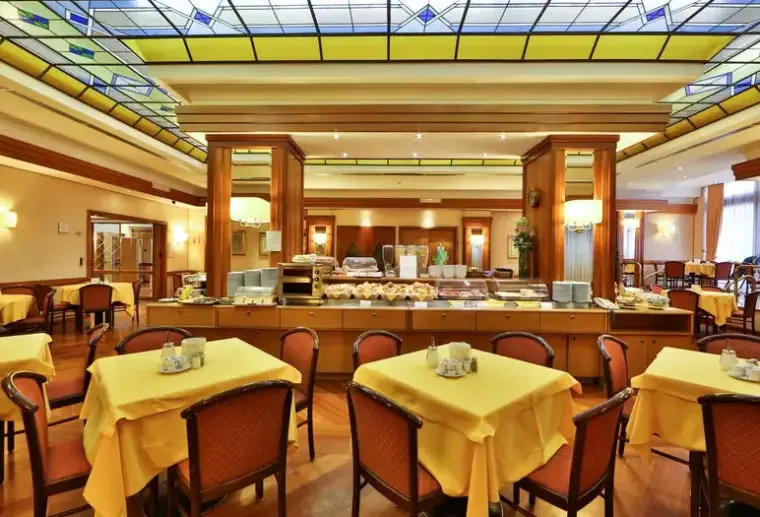 Restauracja i jedzenie w hotelu Hilton Garden Inn Rome Colosseum