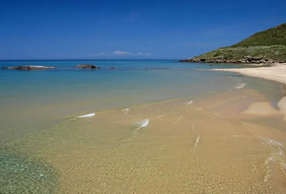 Plaża przy hotelu Hotel Residence Ampurias (Lu Bagnu)