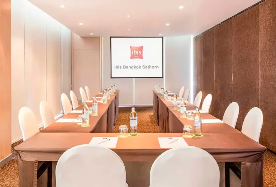 Restauracja i jedzenie w hotelu Ibis Sathorn