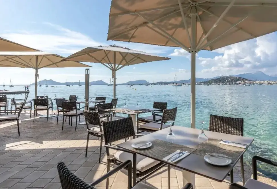 Restauracja i jedzenie w hotelu Illa Dor Club