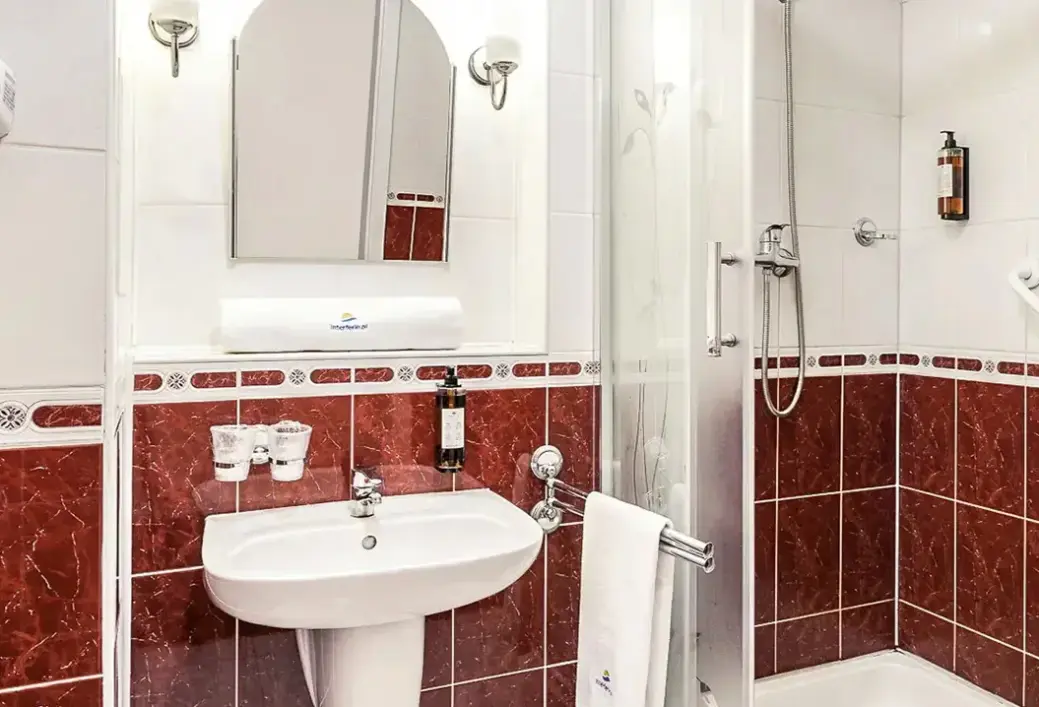 Łazienka w pokoju hotelu Interferie Bornit