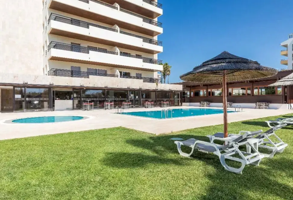 Basen w hotelu Interpass Vau (Praia da Rocha)