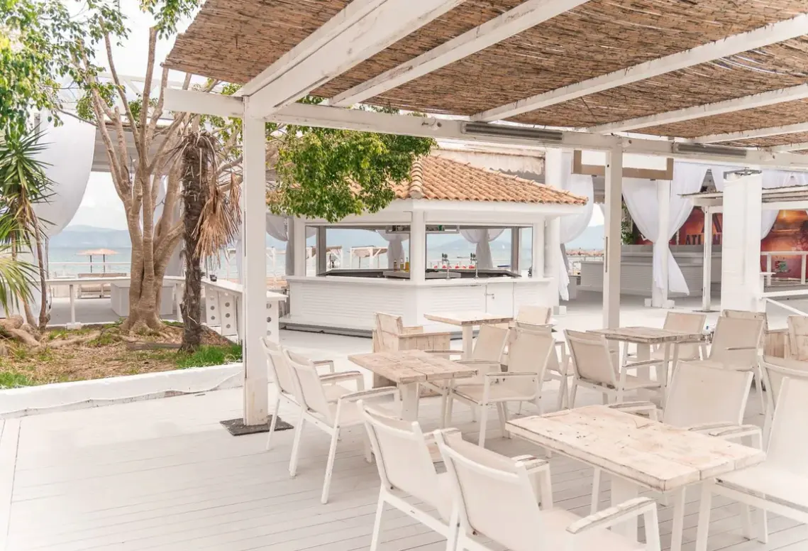 Restauracja i jedzenie w hotelu Ionian Blue Beach (Kavos)