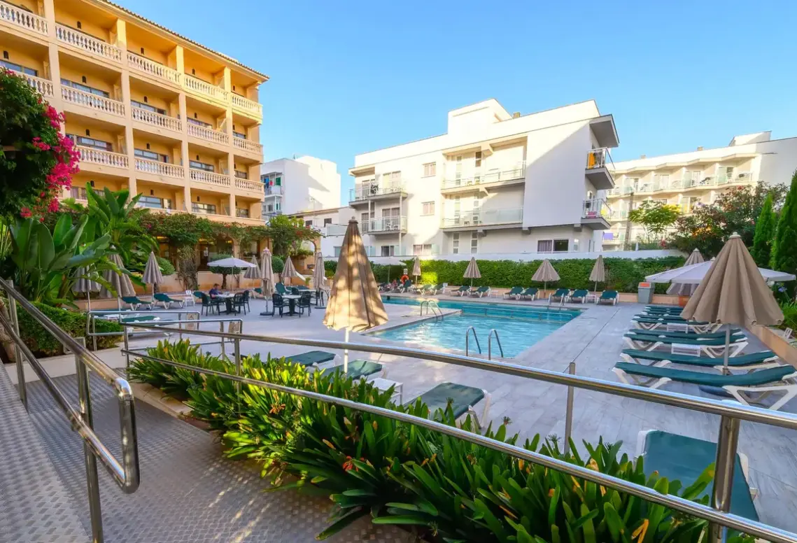 Basen w hotelu Isla del Sol
