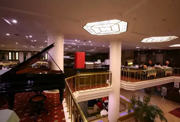 Restauracja i jedzenie w hotelu Istanbul Royal