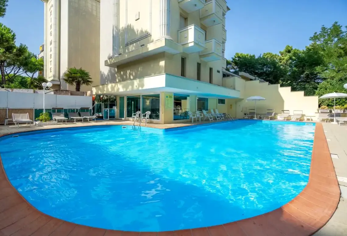 Basen w hotelu King Marte