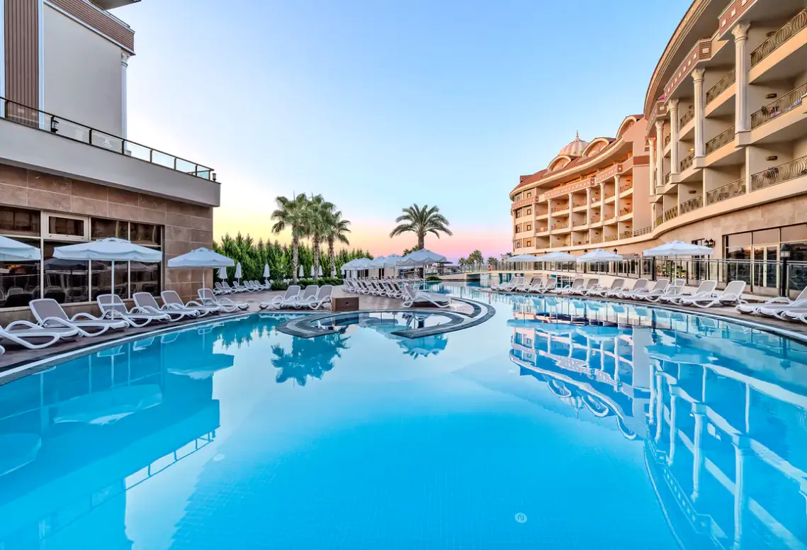 Basen w hotelu Kirman Belazur Resort & Spa