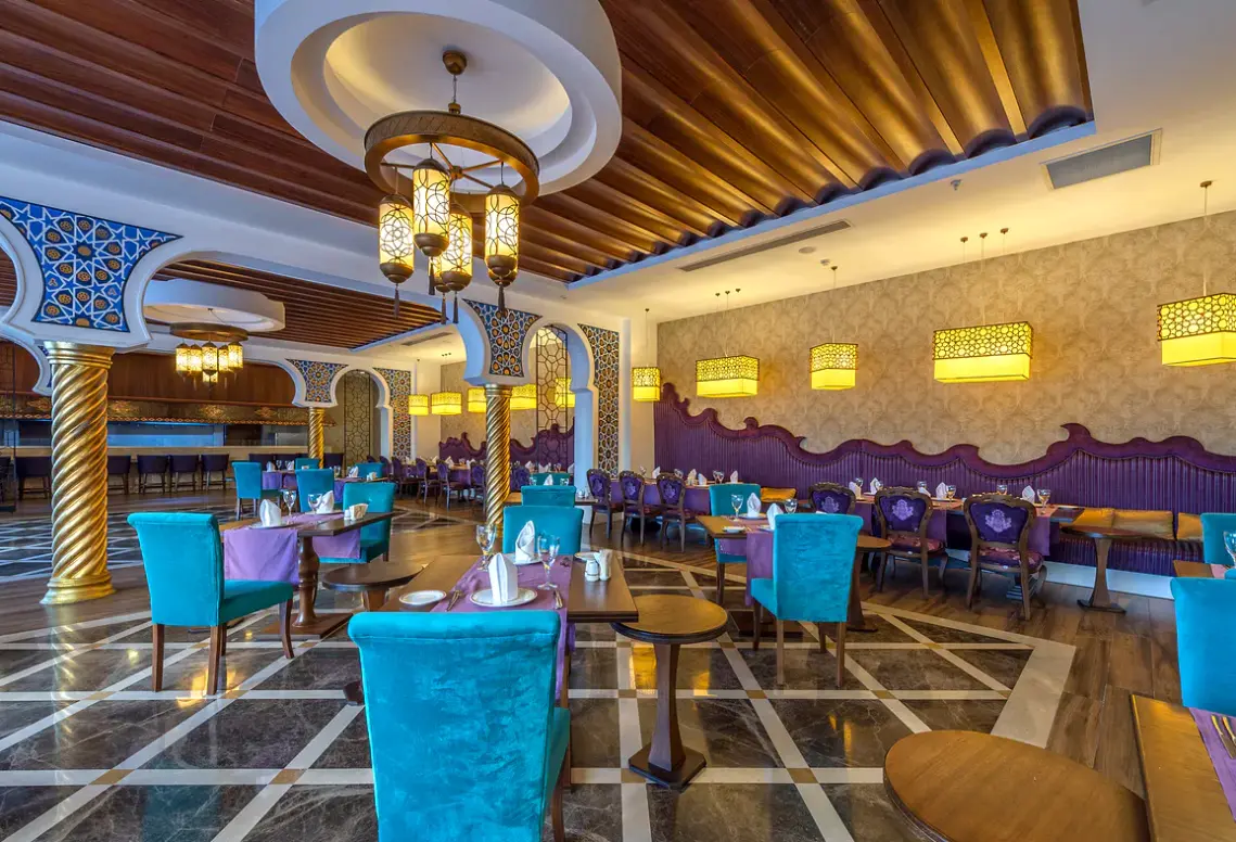 Restauracja i jedzenie w hotelu Kirman Belazur Resort & Spa