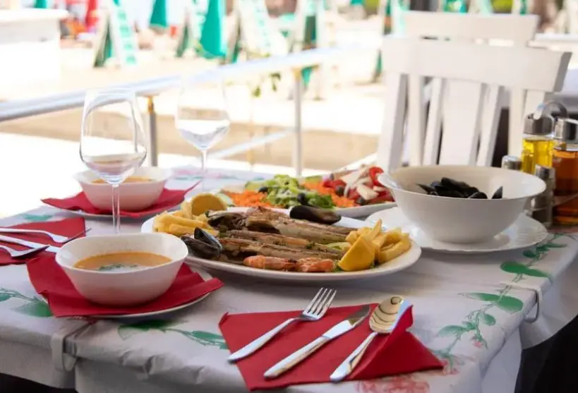 Restauracja i jedzenie w hotelu Klebrido