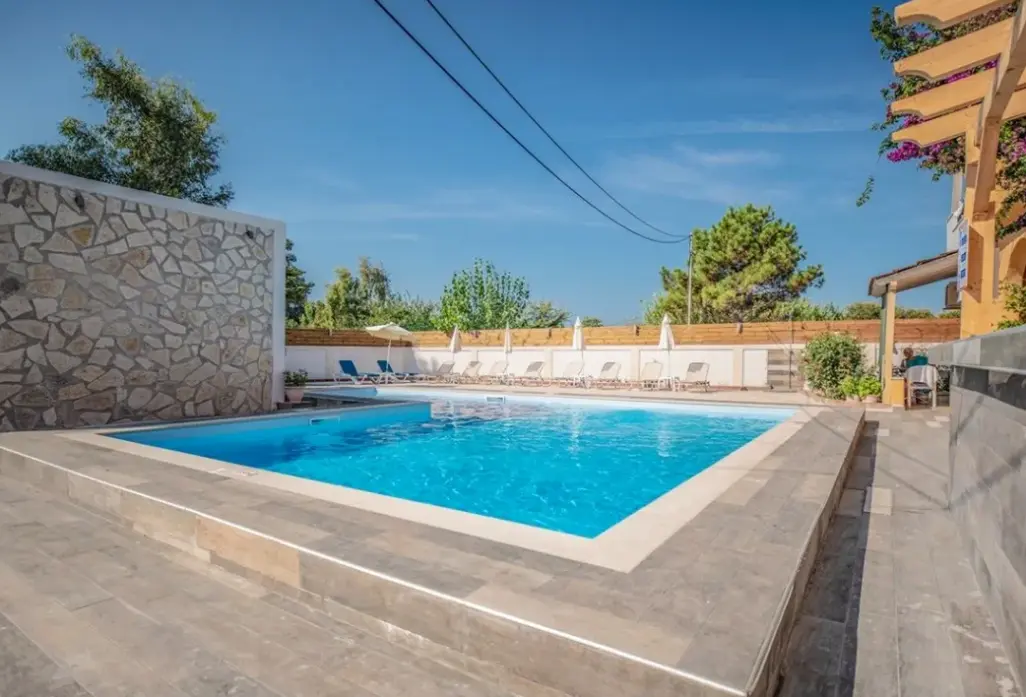 Basen w hotelu Kormoranos Beach (Corfu)
