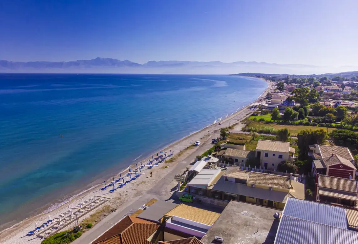 Plaża przy hotelu Kormoranos Beach (Corfu)