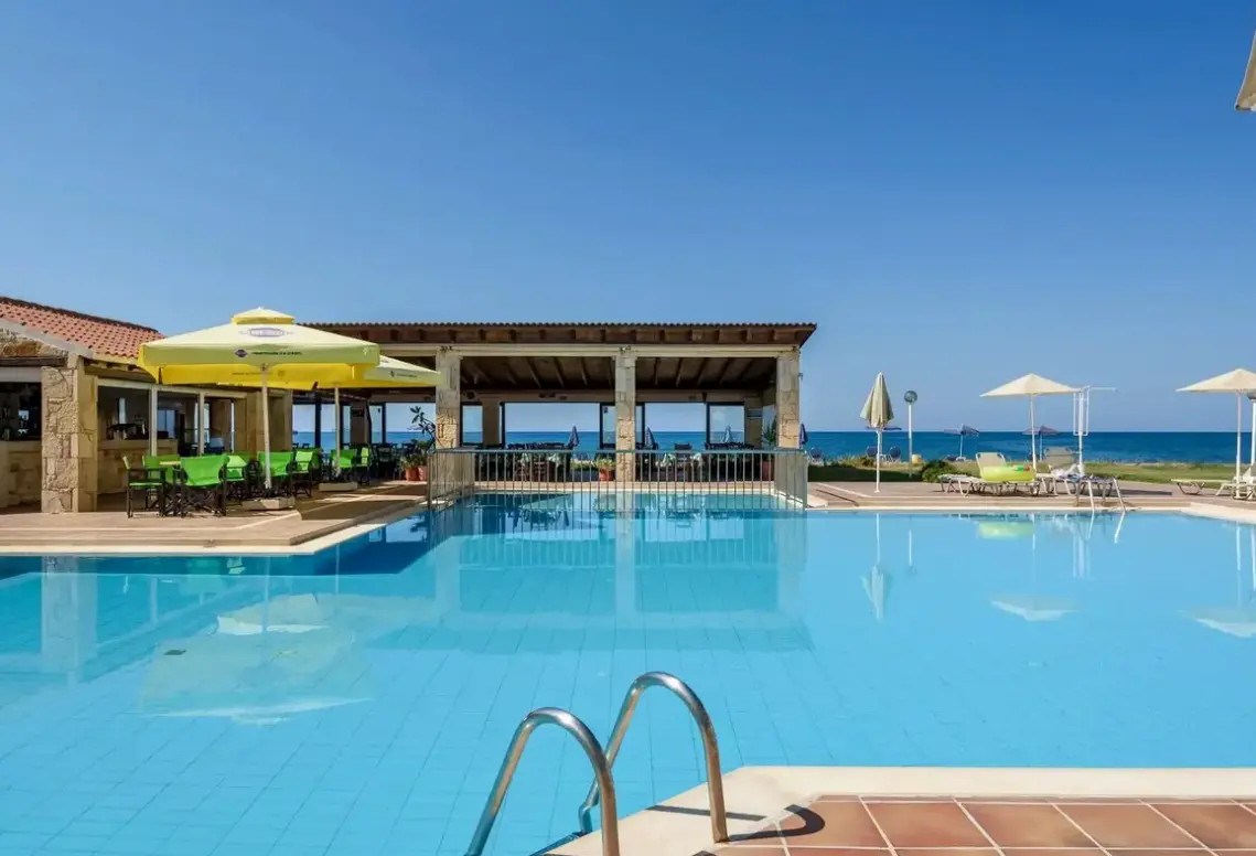 Basen w hotelu Kostakis Beach