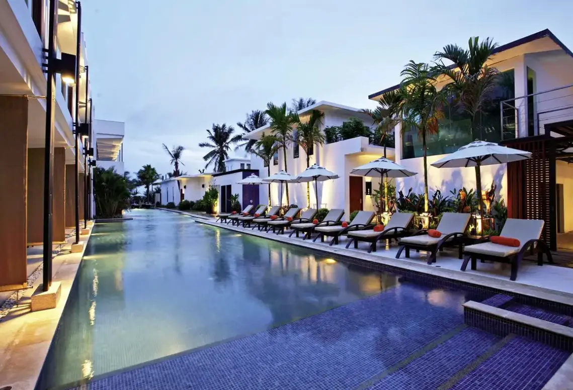 Basen w hotelu La Flora Resort Patong