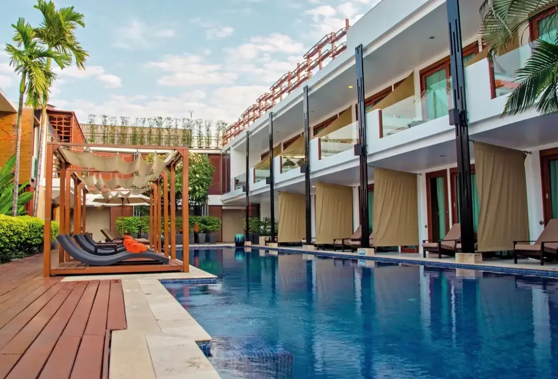 Basen w hotelu La Flora Resort Patong